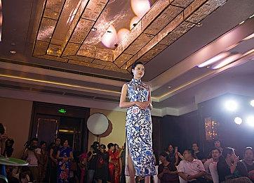 詹姆斯展示定制PS5主机和手柄 7月27日限量发售